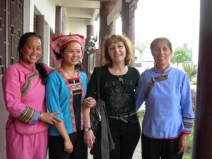 Martine Saussure-Young avec les transmettrices nüshu à Jiangyong en 2007
